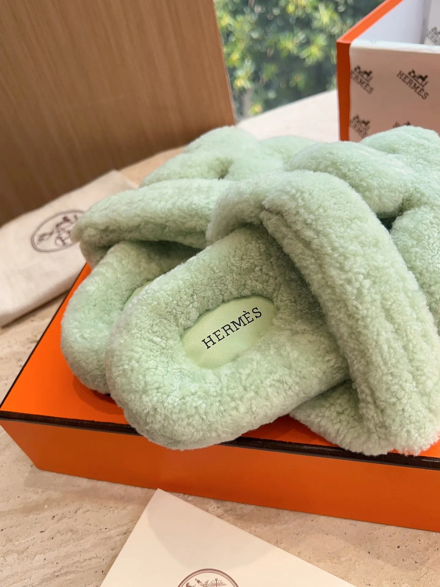👟👟Ex-factory price 500👟👟 (Top version) Hermes Hermès Second Uncle Fur Slippers Can be made without standard: [Note: No standard needs to be customized] In 2024, the official website and Xiaohongshu will synchronize the latest color matching Hermès hot models, upgraded workmanship, high quality! Fashionable small wool H-slip autumn and winter style flat-soled wool mop. Fabric: Imported lamb's roll real wool. Lining: Imported lamb's roll real wool. Outsole: Genuine leather outsole. Size: 35-43, [Note: 41, 42, 43 customized]